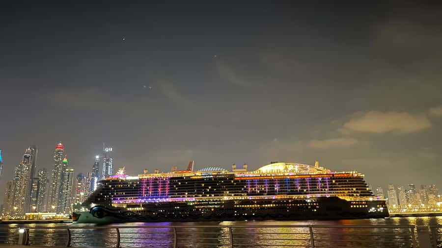 Dubai: Private Luxury Night Boat Tour - A private night cruise with Dubai’s best waterfront views