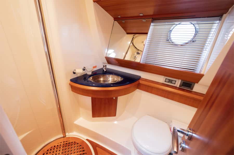 Dubai: Private Luxury Yacht Cruise for up to 20 People - What the $200 group price really means