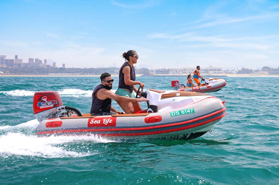 Dubai: Self-Drive Boat Experience for 1 or 2 People - Choosing between 30 minutes and 1.5 hours