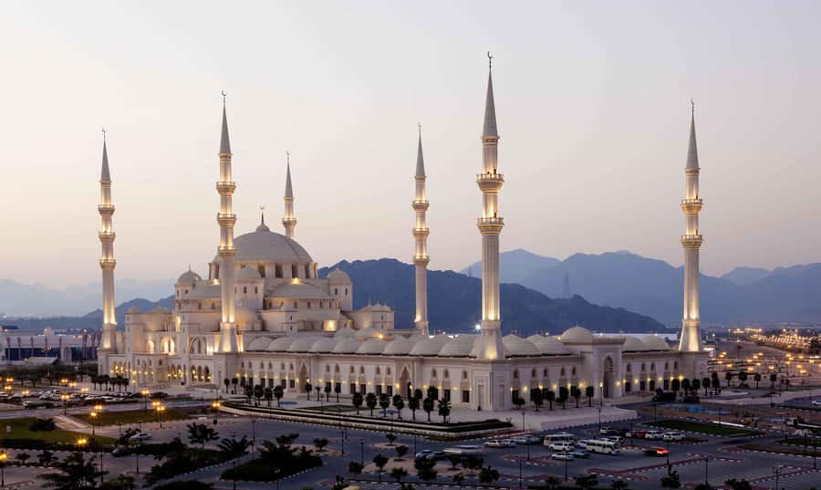 Dubai: Sheikh Zayed Mosque, Fujairah and Khorfakkan Tour - Entering Sheikh Zayed Mosque in Fujairah