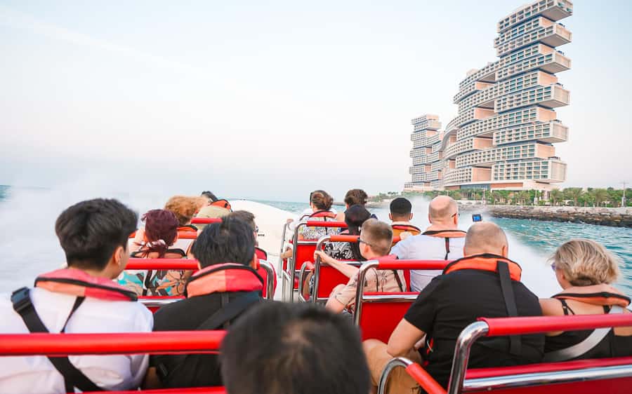 Dubai: Sightseeing Speedboat Tour with Live Tour Guide - The guide and crew make a difference