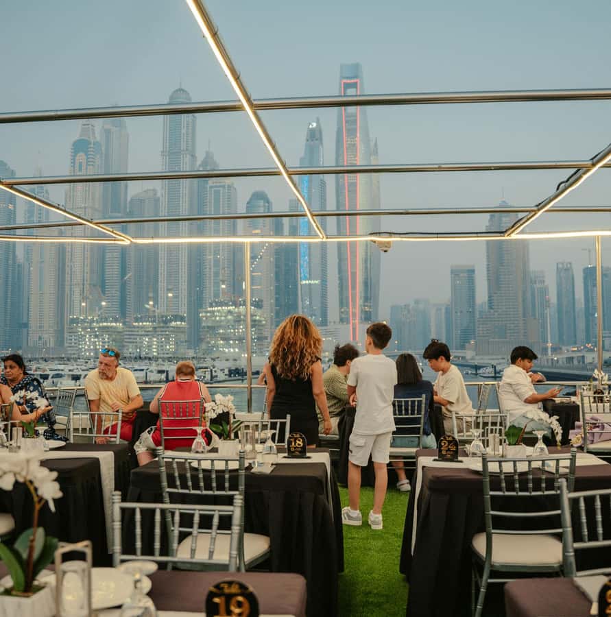 Dubai: Sunset or Dinner Cruise with Live Music & Open Bar - Drinks, service, and live music