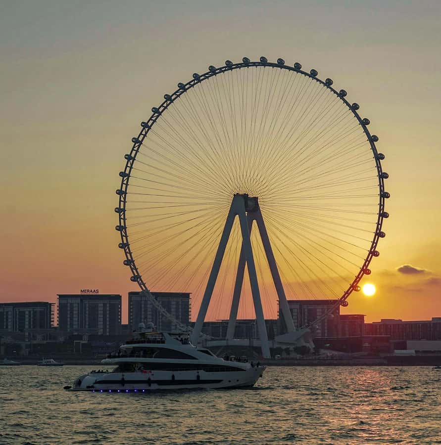 Dubai: Superyacht Experience with Live Music & Drinks - Breakfast, lunch, dinner, and the drink station