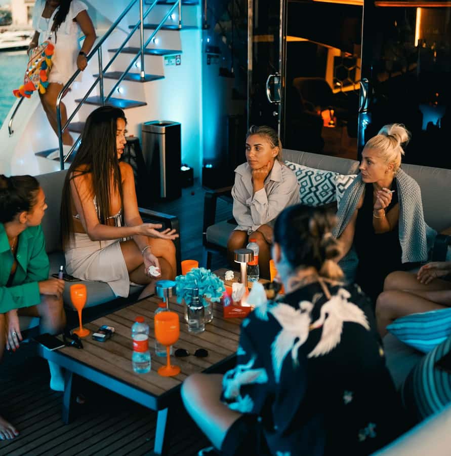 Dubai: Superyacht Experience with Party & Live DJ - Live DJ, dancing, and the right expectations