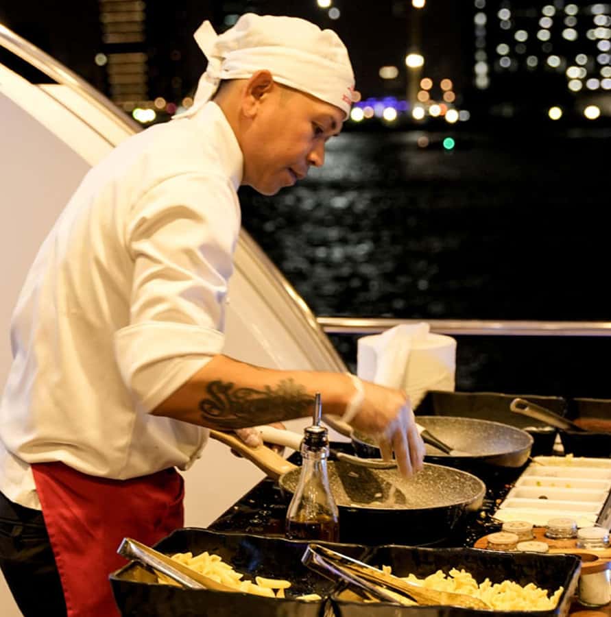 Dubai: Superyacht Experience with Party & Live DJ - Dinner, pasta, snacks, and the included bar