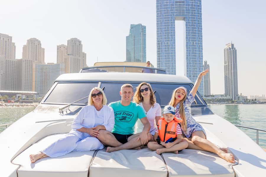 Dubai: The Luxury Yacht Tour with Live BBQ Option - Picking the best time for light and temperature