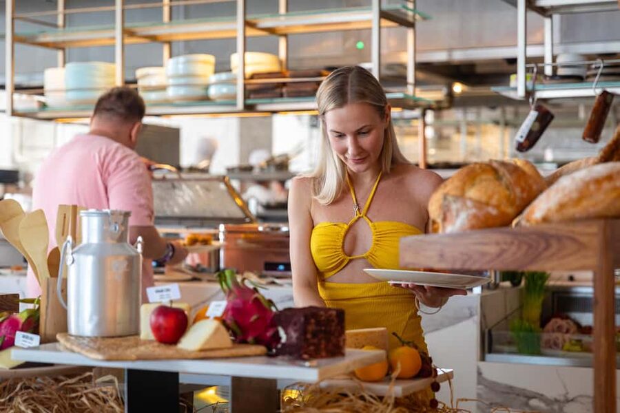 Dubai: The Palm Saturday Brunch with Unlimited Food & Drinks - The buffet: plenty of choice, with something for most tastes