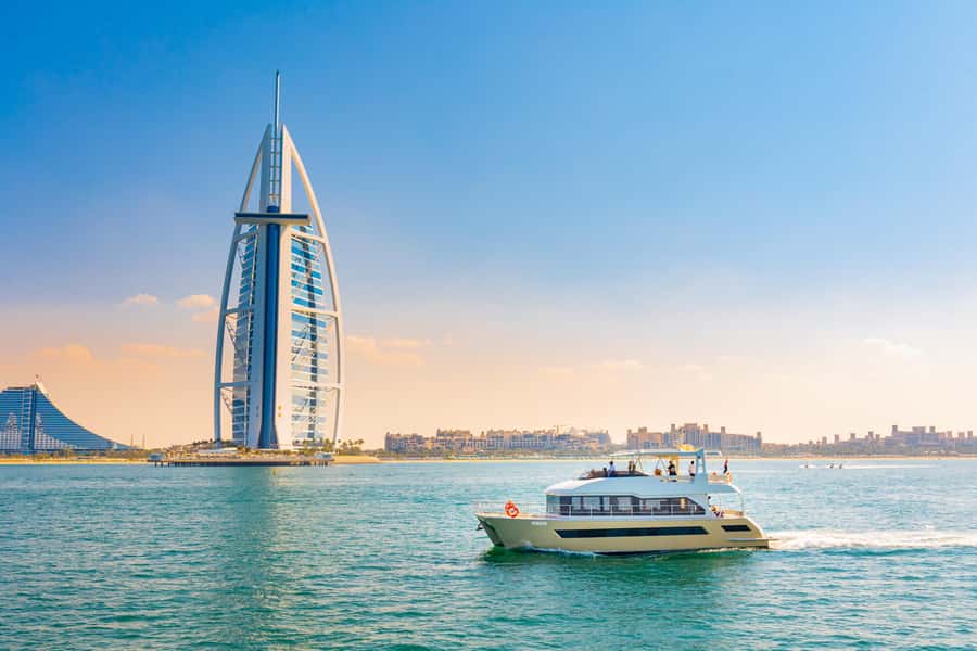 Dubai Waves & Dunes: Luxury Yacht Cruise w/ Red Dunes Safari - Why the guide can make or break the day
