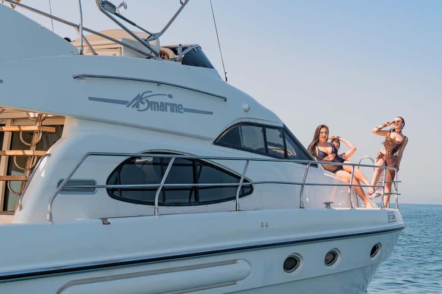 Dubai Yacht Tour - Boat Trip upto 12 guests Private event - Boarding at Dubai Harbour, not Dubai Marina