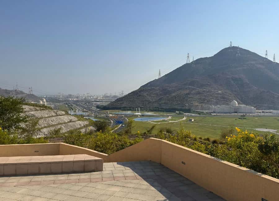 From Dubai: Fujairah City Tour - Al Rafisah Dam brings calm mountain scenery