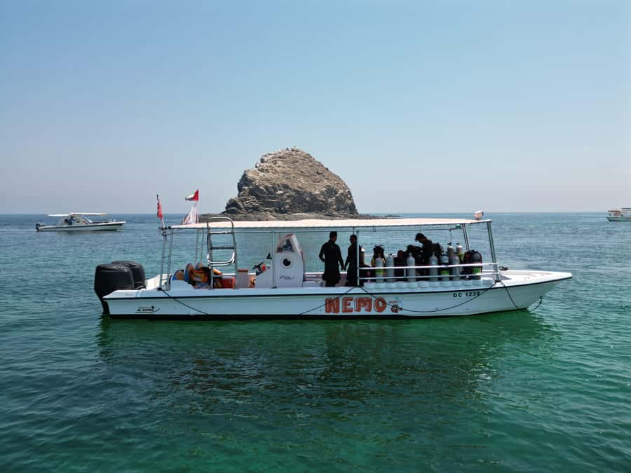 Fujairah: 2 Fun Dive Experience for Certified Divers - Preparing at the Nemo Diving Center