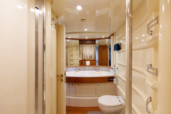 Luxury Yacht Private Rental from Dubai Marina - The three-hour route adds Atlantis The Palm