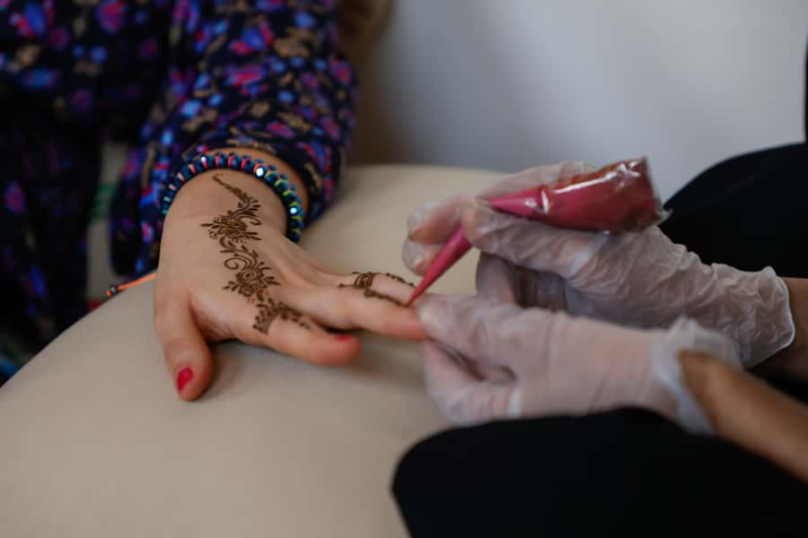 Old Dubai Guided Tour With Photographer: Souks & Street Food - Spice Souk scents, colors, and bargaining