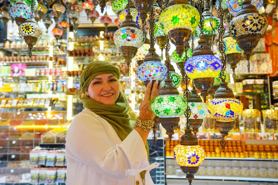 Old Dubai Historic Guided Tour: Creek, Street Food & Souks - The guides make the difference