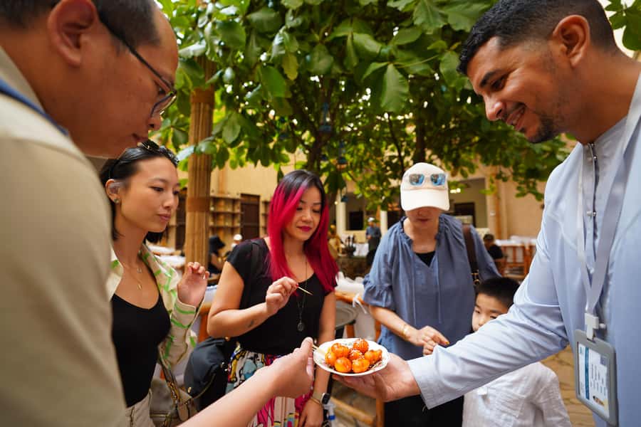 Old Dubai: Premium Guided Tour with Street Food & Abra Ride - Spices, bargaining, and the Grand Souk