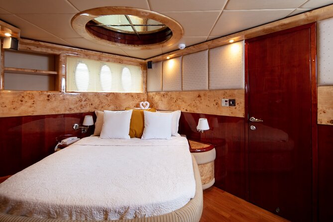 Private Yacht Dubai: Rent 61 ft Luxury Yacht up to 30 people - Two hours or four hours?