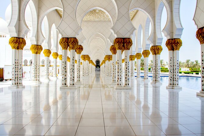 Sheikh Zayed Mosque Half Day Tour in Abu Dhabi - Arriving at the marble courtyard