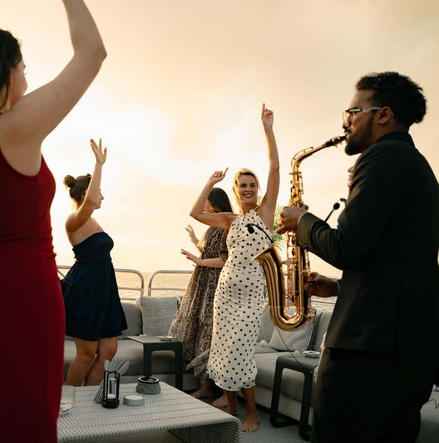 Sunseeker Superyacht: VIP Dinner, Premium Drinks& Live Music - Service and the small-group advantage