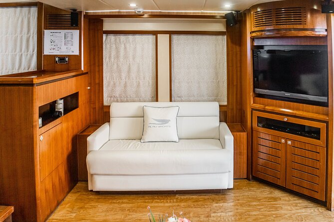 Sunset escape on Bluemoon 64ft from Dubai Marina to Atlantis - The crew can shape the whole evening