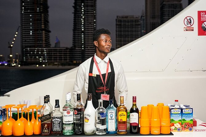 Superyacht Experience in Dubai with Dinner and Live Music - Music, dancing, and the right crowd